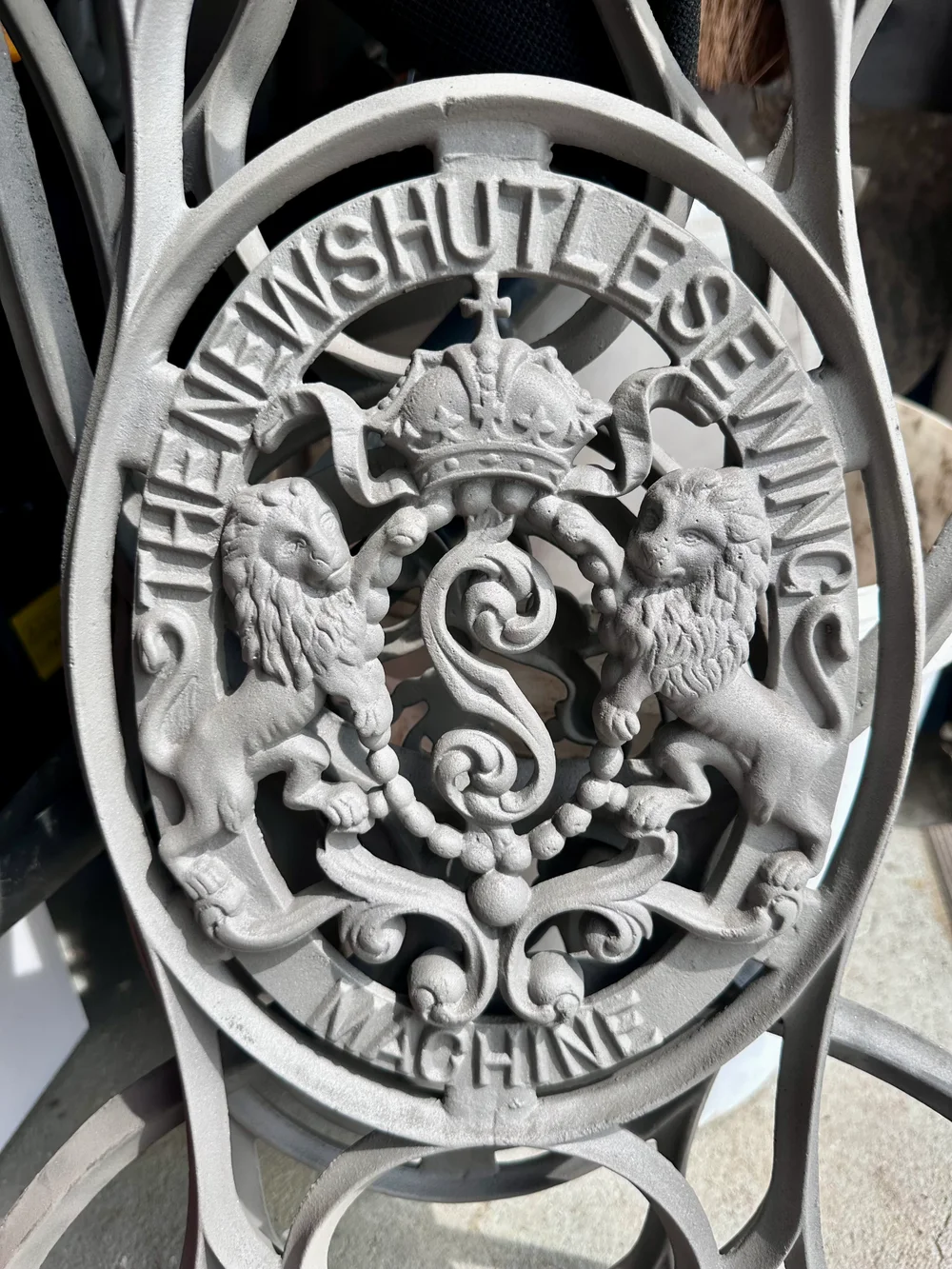 Detail očištěného zdobeného kovového reliéfu